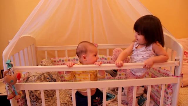 Видео для детей. Амалия и Тимур стоят в кроватке и рассказывают стишки смотреть онлайн