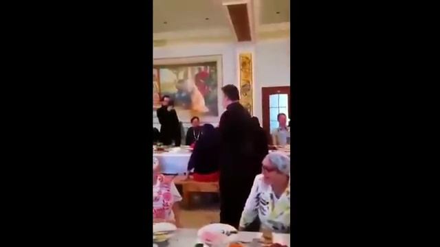 Священник поет "Мурку" в трапезной храма смотреть онлайн