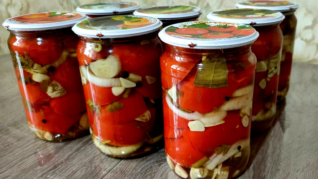 МИРОВАЯ ЗАКУСКА!МАРИНОВАННЫЕ ПОМИДОРЫ ДОЛЬКАМИ С ЛУКОМ!САЛАТ🔥Ольгины Рецепты. смотреть онлайн