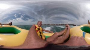 Катаемся на ПЛЮШКЕ по МОРЮ! Видео 360 виртуальная реальность! Тревел БЛОГ Супер Тима и семья