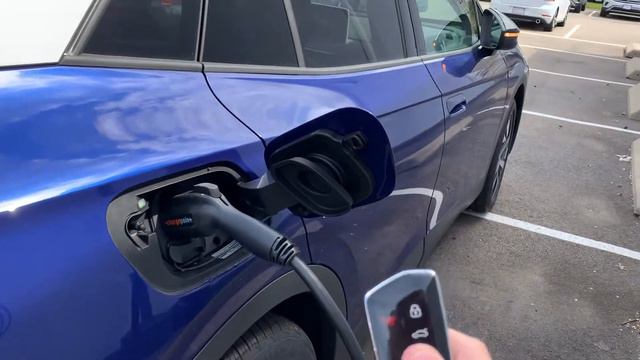 How to take the charger off the VW ID.4 смотреть онлайн