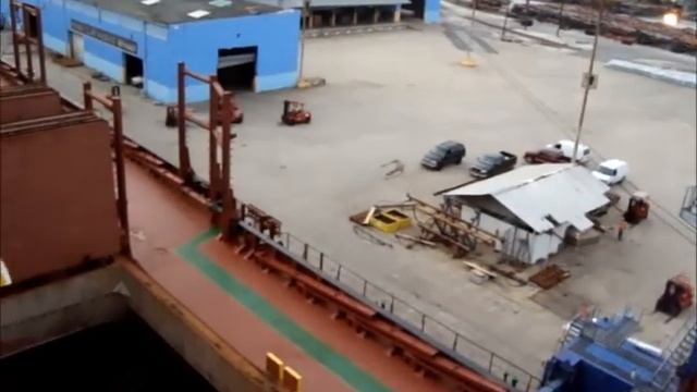 Свой кран лег. Выручил береговой. Fantuzzi Reggiane MHC 200 Mobile harbour crane unloads the ship. смотреть онлайн