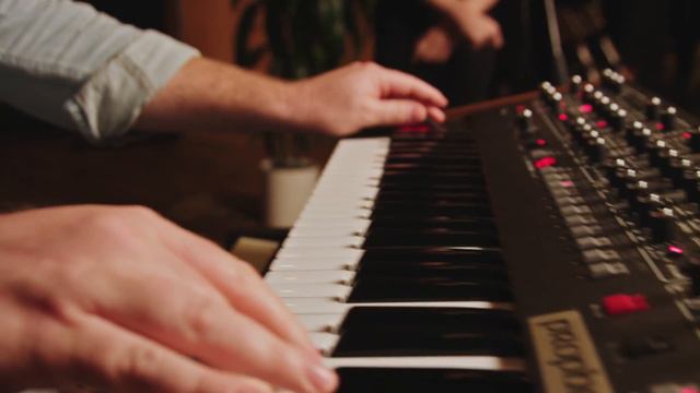 The Chain | @fleetwoodmac | funk cover ft. Sophia James смотреть онлайн