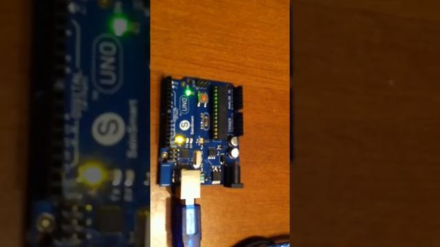 DigiSpark & Arduino Uno: Blink! смотреть онлайн