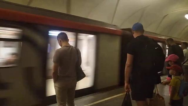 Электропоезд метро "МОСКВА-2020" прибывает на станцию "Таганская" малой кольцевой линии смотреть онлайн