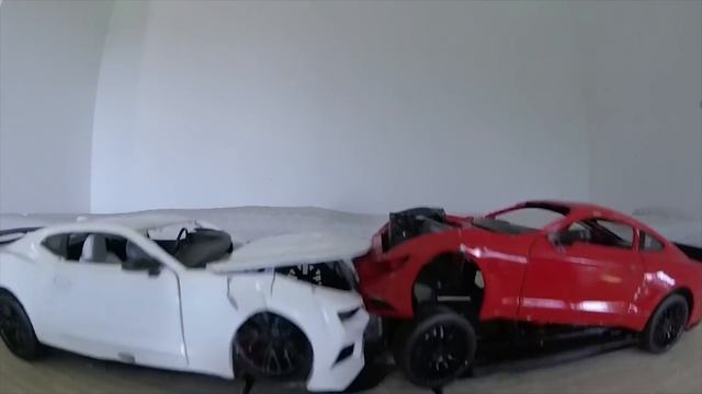 Crash Test Model Chevrolet Camaro vs Ford Mustang - Crash 80mph смотреть онлайн