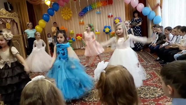 Танец в детском саду : Песня принцессы из Бременских музыкантов смотреть онлайн