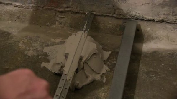 Установка маяков на пол и их фиксирование