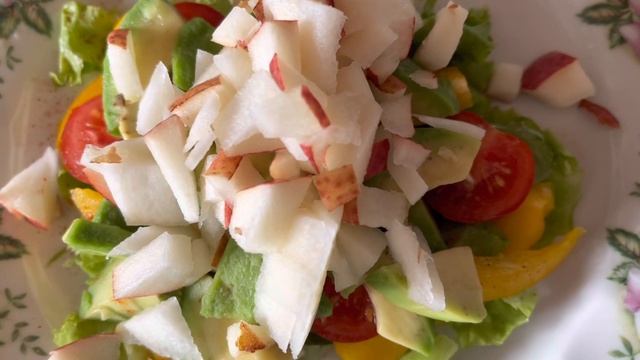 Салат из овощей с авокадо, грушей и сыром с плесенью?? смотреть онлайн