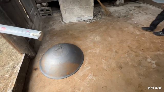 90后情侣为了过世外桃源生活，到大山里改造老房子，爸爸帮忙建土灶台，放了稻花鱼在田地里 смотреть онлайн
