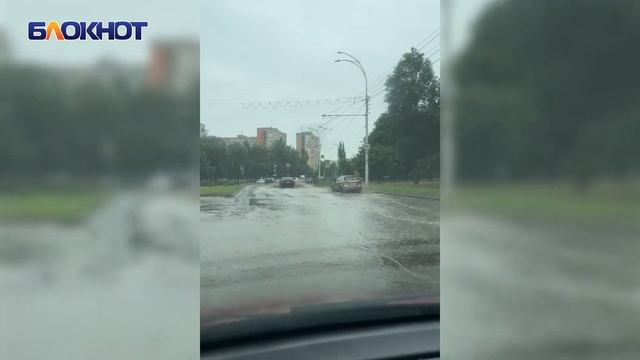 «Ливневки не справляются» проспект Строителей ушел под воду из за сильного дождя смотреть онлайн