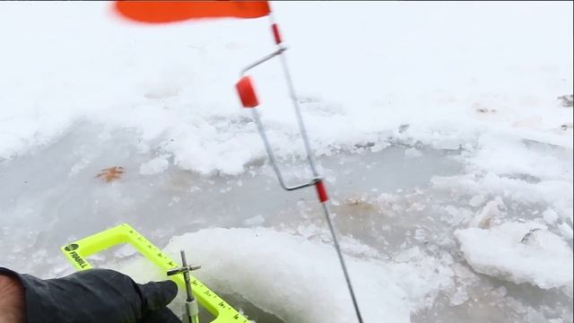 DIY Tip Up Alarm - Easy Ice Fishing Hack смотреть онлайн