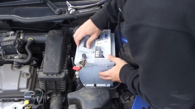 Peugeot 206 + Changer sa batterie смотреть онлайн