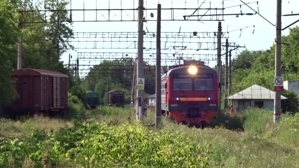 Электропоезд ЭД9Э-0014 отправляется со станции Мыза, Нижний Новгород смотреть онлайн