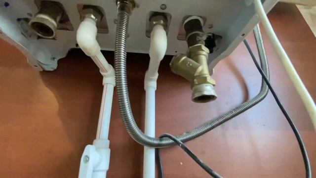 Подключение к выходам резьб настенного газового котла .Нужно делать только с помощью накидных гаек! смотреть онлайн