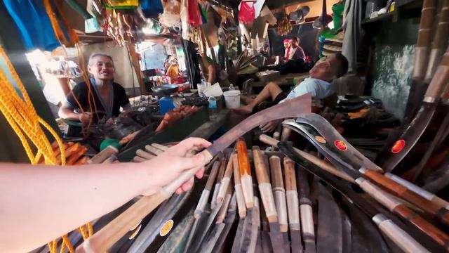 Finding Filipino SWORDS In Cotabato Market (Kumander Daot) смотреть онлайн