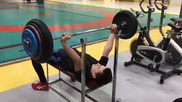Жим штанги лёжа 60 кг ,Адам 60 кг,02.2018 смотреть онлайн