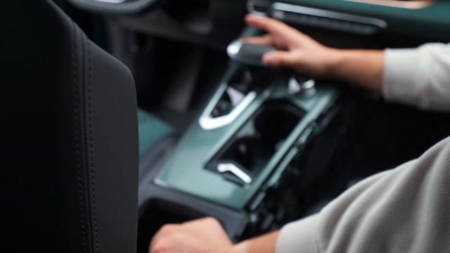 Русификация Geely Monjaro. Снимаем блок мультимедия. Разбираем центральный тоннель. смотреть онлайн