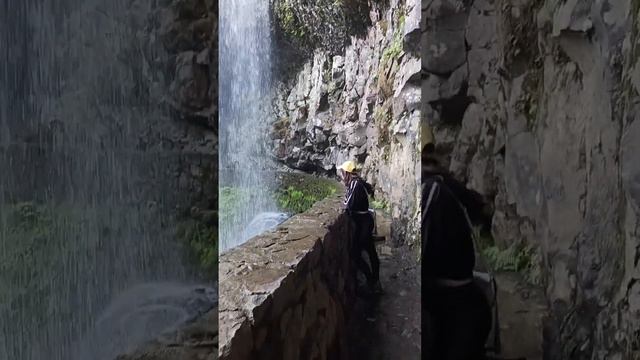 Под водопадом парка Силвер Фолс Орегон) смотреть онлайн