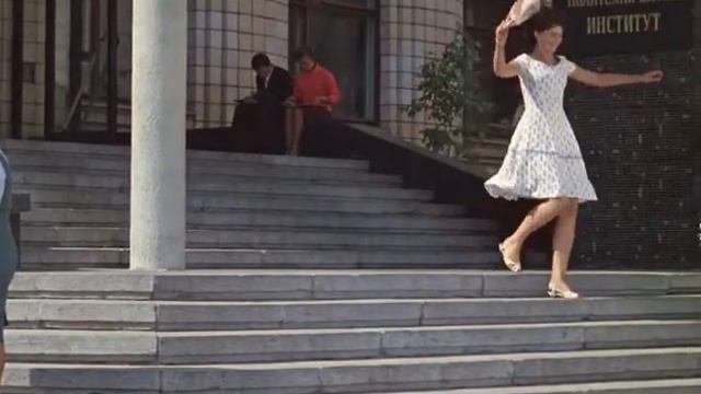 Вон, плывет. смотреть онлайн