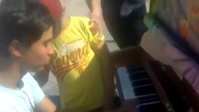 Гость из Атырау приехал в Актобе и поиграл на фортепиано в парке"Астана" смотреть онлайн