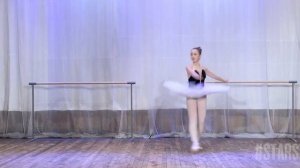 Балетная гимнастика. Девочки на показательном выступлении. Балерина на пуантах 12-14 лет.