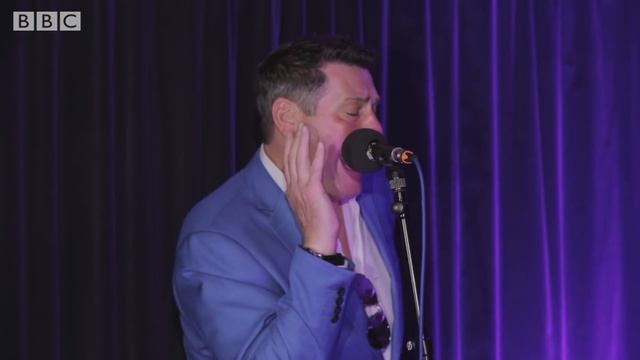 Tony Hadley - Through The Barricades (Radio 2 Piano Room session) смотреть онлайн