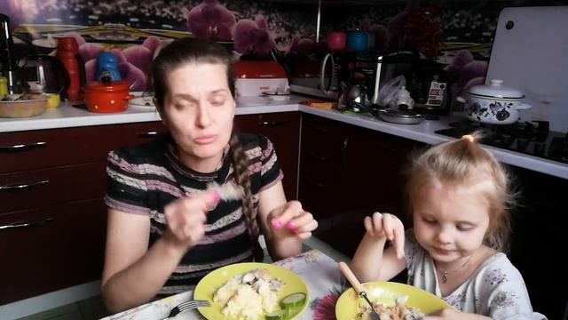 Домашний обед//Жареная рыба с картофельным пюре//Дождались осеннего сезона клубники и малины. смотреть онлайн