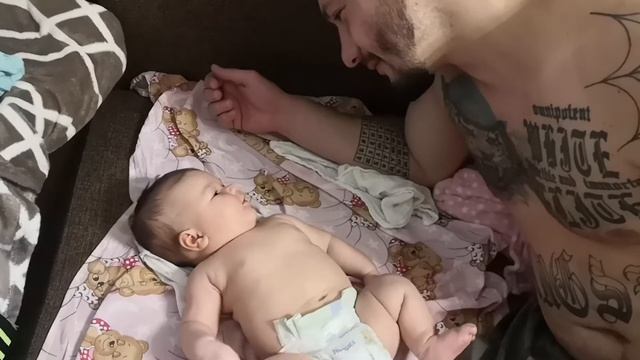 Малышка говорит агу и болтает с папой в 2 месяца смотреть онлайн