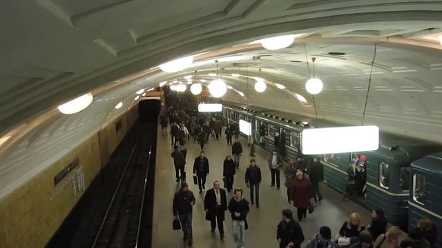 Moscow Metro - Biblioteka Imeni Lenina - Библиоте́ка и́мени Ле́нина