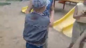 Пацан танцует под песню-"Чумачечая весна"