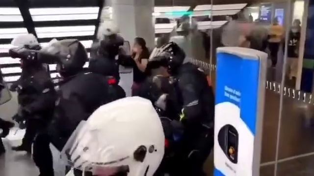 Во Франции полицейские Макрона избивают женщин! смотреть онлайн