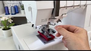 Верхний застил на распошивальной машине Janome CoverPro 3000 Professional