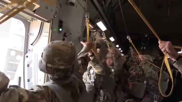 Американские Десантники Статически Прыгают С Линии С-17 смотреть онлайн