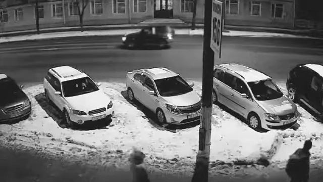 В центре г. Могилёва мужчина прокалывает шины авто смотреть онлайн