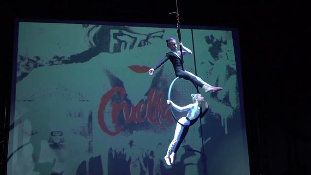 Круэлла дуэт #воздушнаяакробатика #воздушнаягимнастика #воздушноекольцо #shortsvideo #shortvideo смотреть онлайн