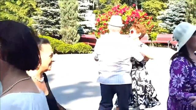 У РЕКИ У РЕЧКИ РОС КУДРЯВЫЙ КЛЕН!ХАРЬКОВ ТАНЦЫ В ПАРКЕ УКРАИНА ЛЕТО 2023Г смотреть онлайн
