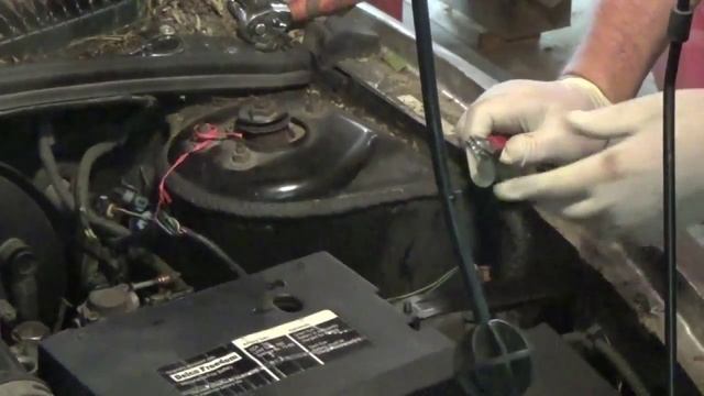 Replacing a Saturn SC2 Master Cylinder part 1 смотреть онлайн