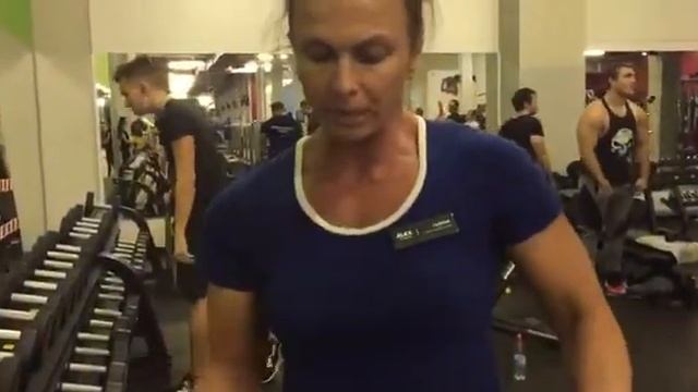 Сгибание рук прямым хватом EZ штанги на брахиалис и плечелучевую мышцу предплечия смотреть онлайн