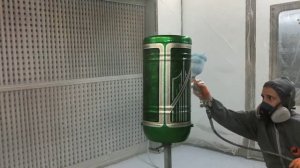 Глянцевый акриловый лак,кладём на вертикальную поверхность.