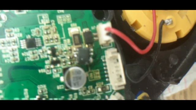 Робот-пылесос Polaris PVCR1028 при включении крутит только одну щётку (ремонт на 50руб.) смотреть онлайн