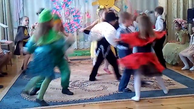 Танец на 8 марта. Танец с жуком в детском саду. смотреть онлайн