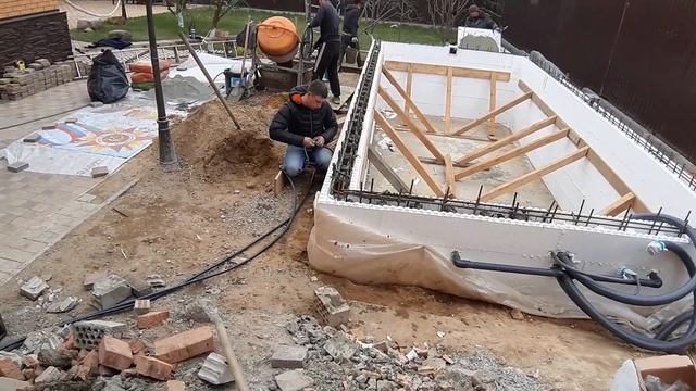 Заливаем бассейн из несъемной опалубки ( Рабочие будни) смотреть онлайн