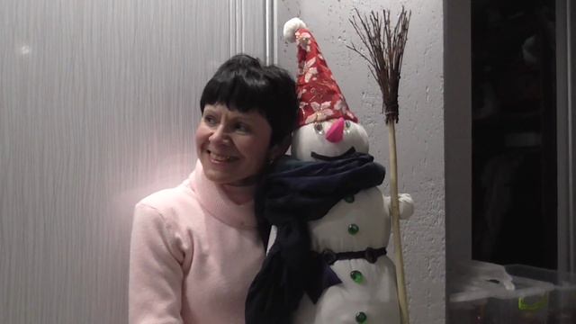 Снеговик из ваты с метлой Christmas snowman and his magic broom смотреть онлайн