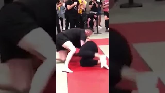 Este culturista retó al entrenador de Connor McGregor #gym #fitness #fakesituation #mma #ufc смотреть онлайн