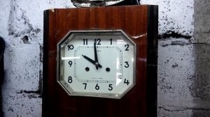 Бой старинных часов с маятником. 10 часов