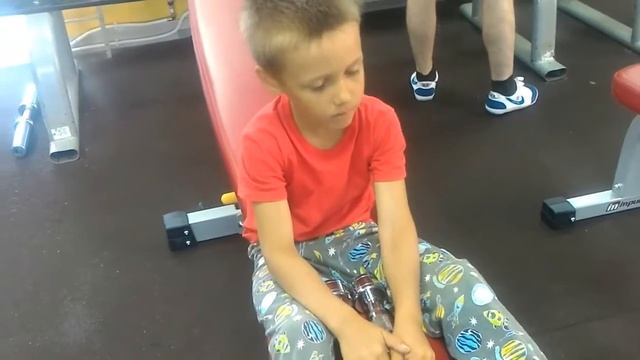 Тренировка ребёнка 6 лет в тренажёрном зале с минимальным весом. смотреть онлайн