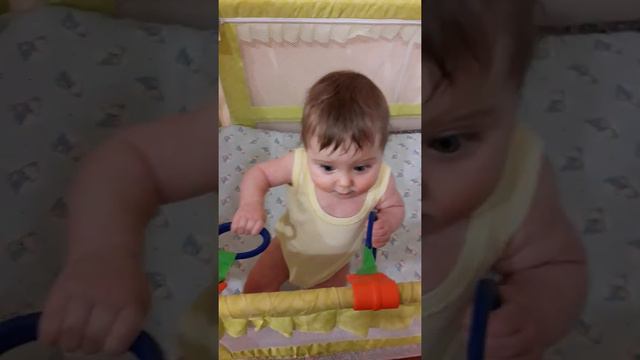 +++ 7 Нильс пытается встать в кроватке смотреть онлайн