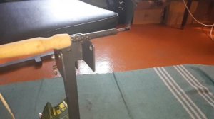 делаем дренажные отверстия в стаканчиках для рассады.