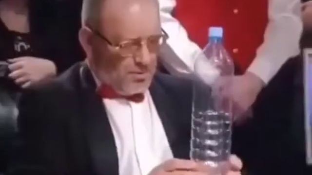 А вы знаете для чего нужна в низу бутылки дырка? ?#прикол смотреть онлайн